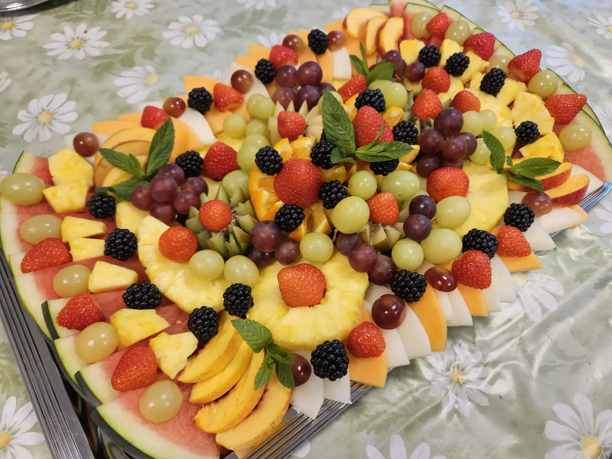 Dekorative Obstplatte mit Beeren und Ananas